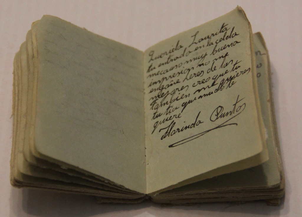 Libro escrito y tejido a mano por las compañeras de cárcel de Laura Contreras Lizaga