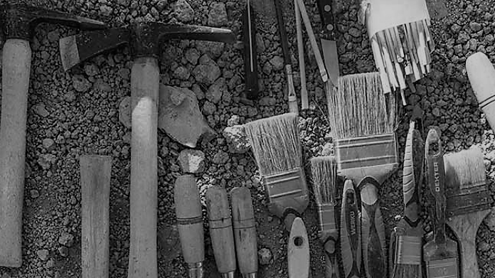 Fotografía de la Asociación ArqueoAntro. Brochas y material para exhumaciones