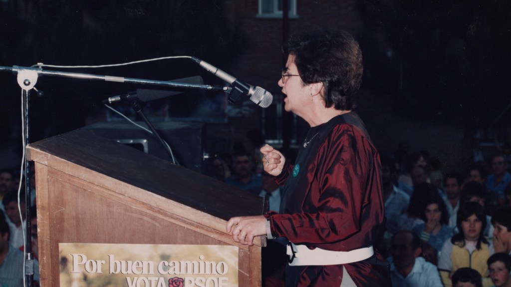 Carmen Ferrero Torres, dando un discurso 